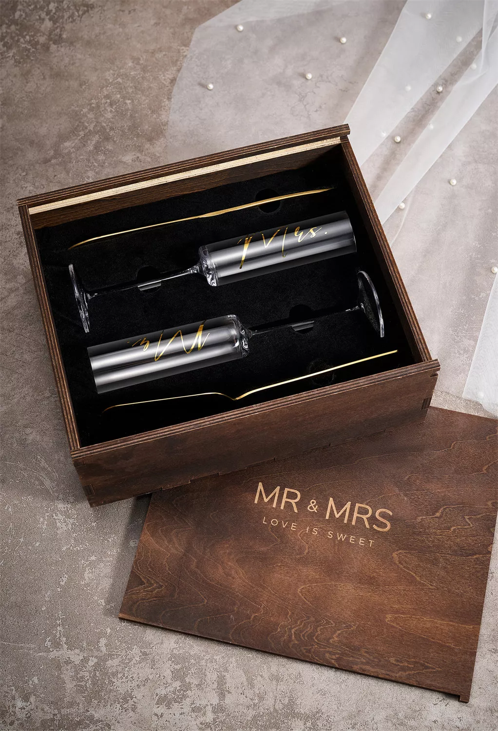 AW Wedding Cake Cutting Set with Champagne Glasses